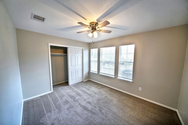 Building Photo - Stunning 4-Bedroom, 2.5-Bathroom Home in L...