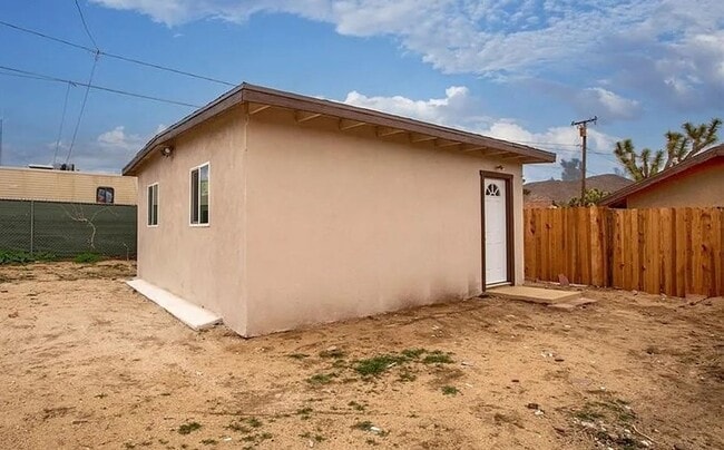 Building Photo - AVAILABLE NOW! LOVELY Remodeled 2 Bedroom ...