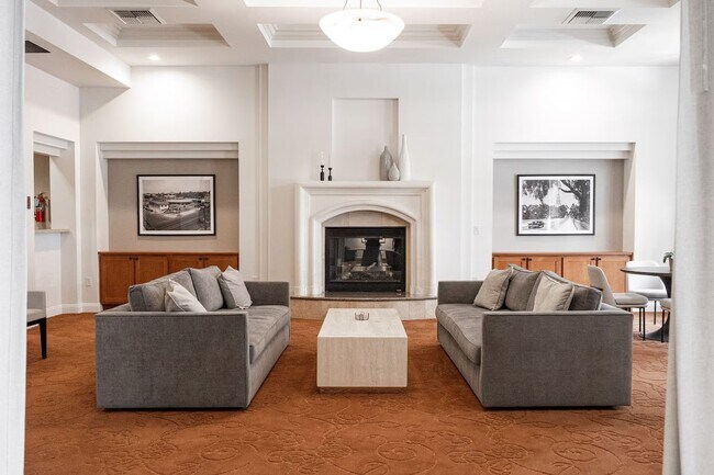 Building Photo - Spacious Bankers Hill Studio | In-Unit Laundry | A/C | Fireplace | Pool & Gym | 6-Month Lease