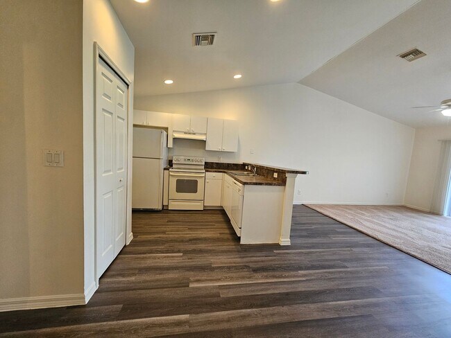 Building Photo - 2 Bedroom + Den Duplex
