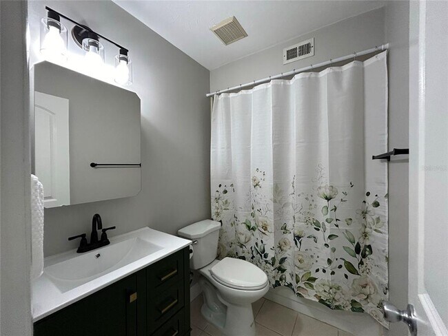 Building Photo - 4406 SW 70th Terrace