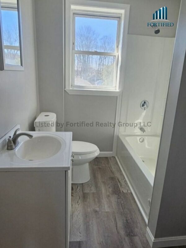 Building Photo - 25 Saxon St