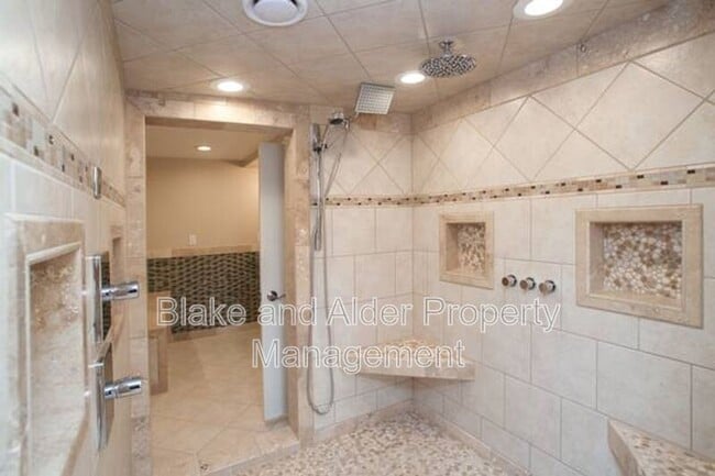 Building Photo - 4330 SW Council Crest Dr