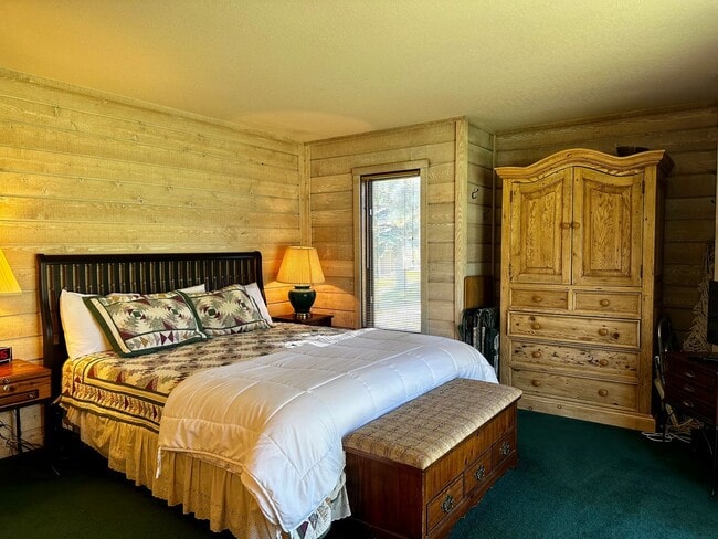 Building Photo - Stunning 3-Bedroom + Loft, 2.5-Bathroom Retreat in Snowcreek – $6,500/Month + Utilities