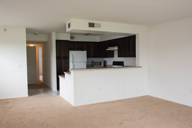 Building Photo - Second Floor Apartment with Balcony View! ...