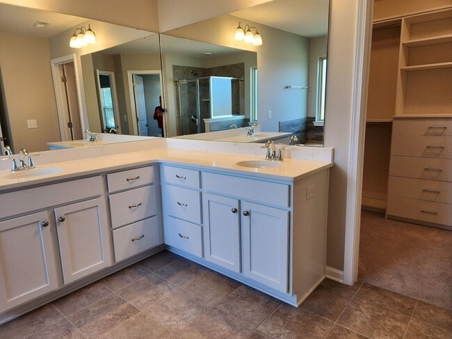 Building Photo - Charming Davidson 4-Bedroom with Modern Fi...