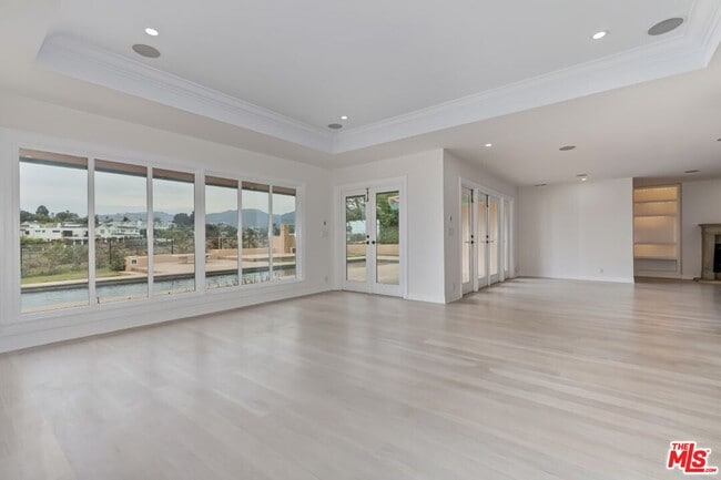 Building Photo - 401 Alma Real Dr