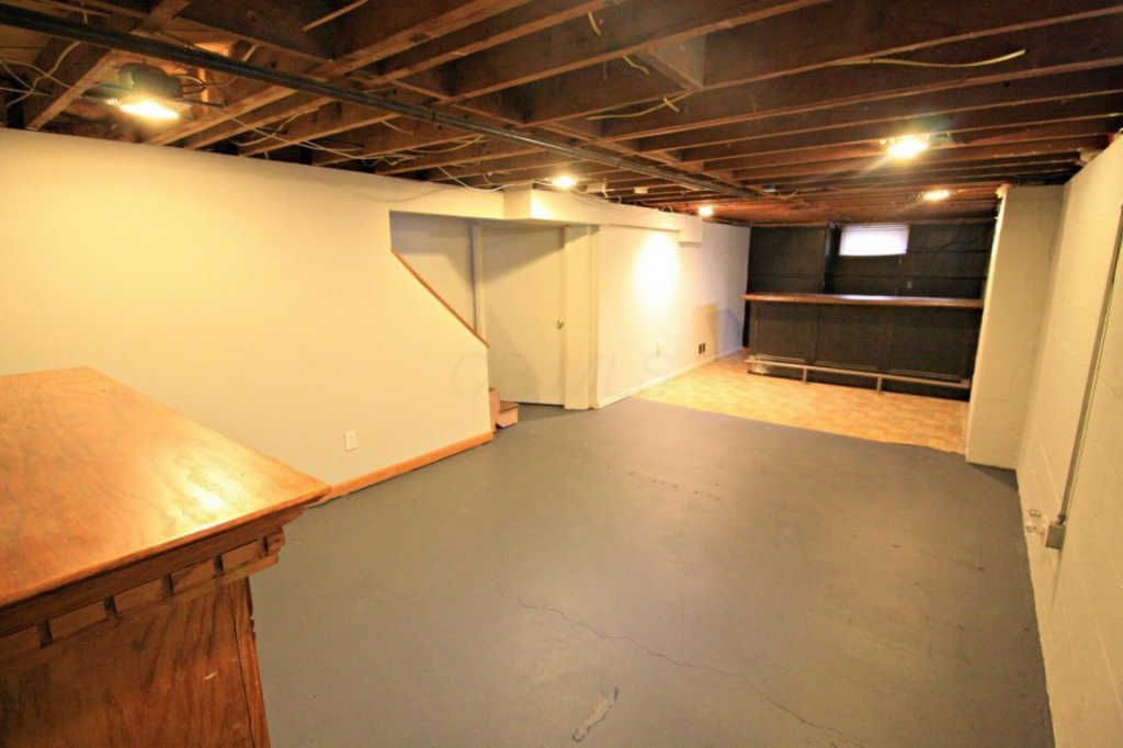 Basement room with bar - 3449 Beulah Rd