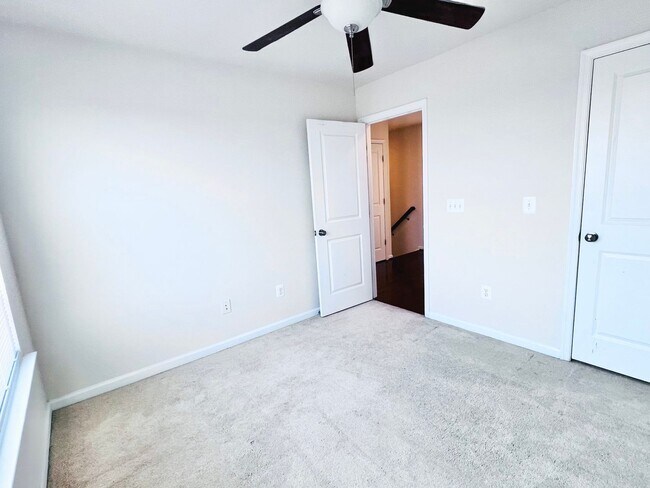 Building Photo - STAFFORD - 3 BEDROOM TOWNHOUSE - WOODSTREAM