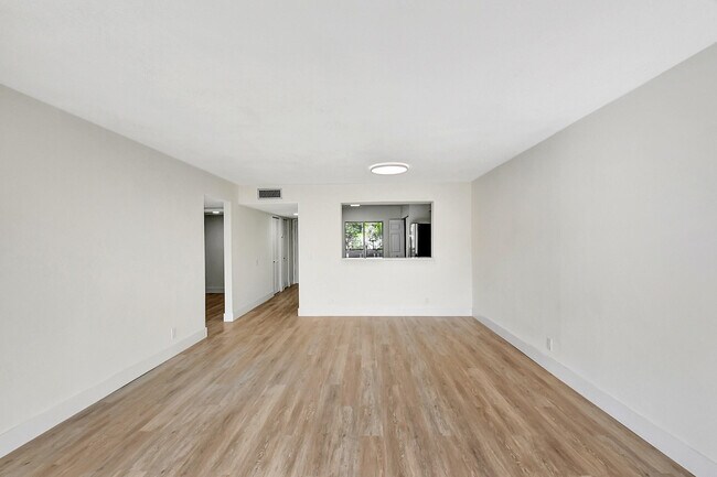 Building Photo - 14360 Strathmore Ln