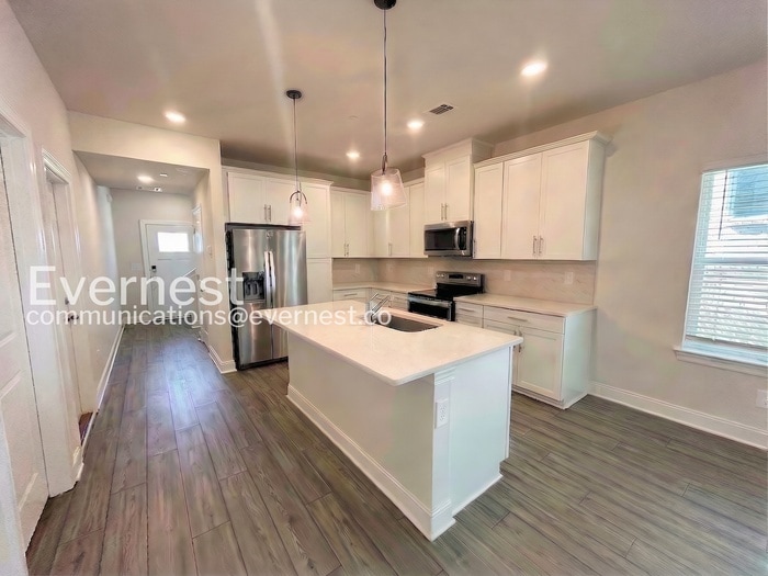 Building Photo - 204 Douglas Bend Rd