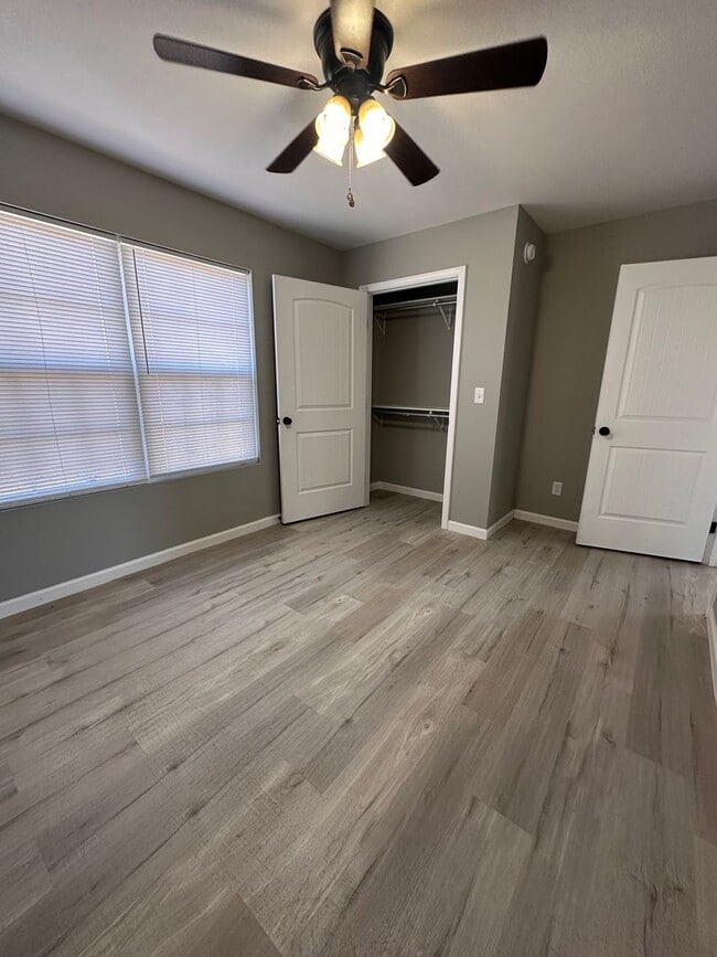 Building Photo - 3 Bed 2 Bath Brick Home with Fenced in Backyard