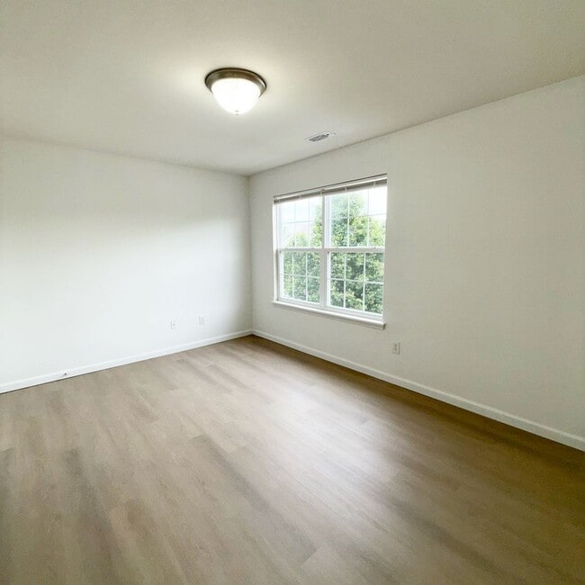 Building Photo - 569 Parkgate Dr