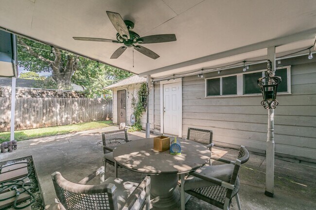 Building Photo - Charming Bungalow - Arlington Heights