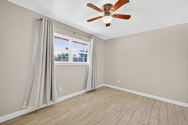 Building Photo - 9225 Ashville Dr