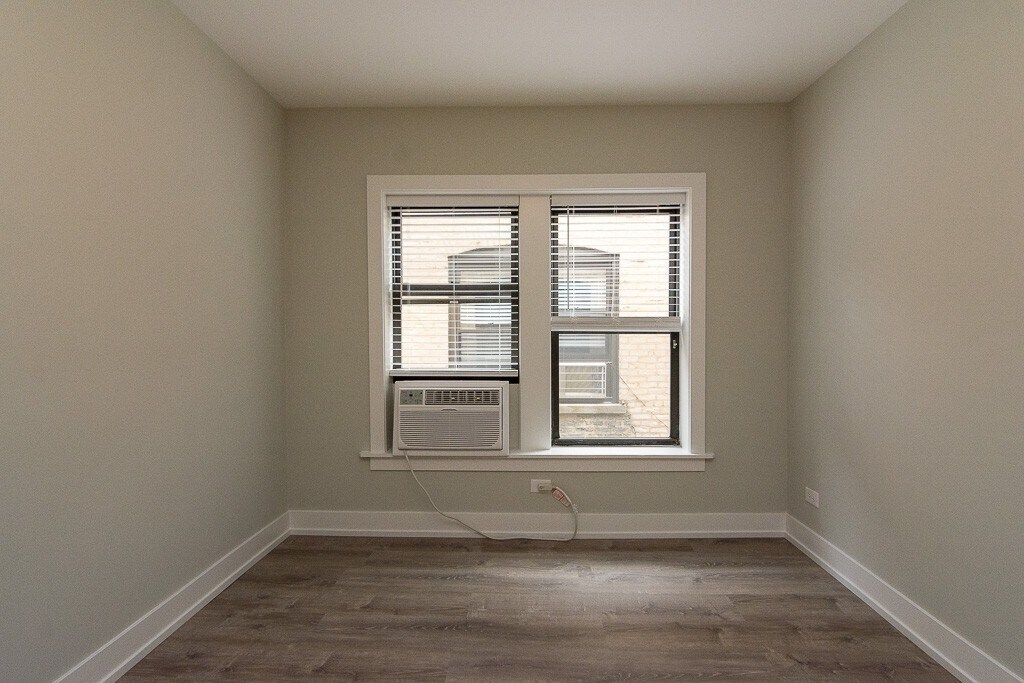 Building Photo - 711 W Brompton Ave
