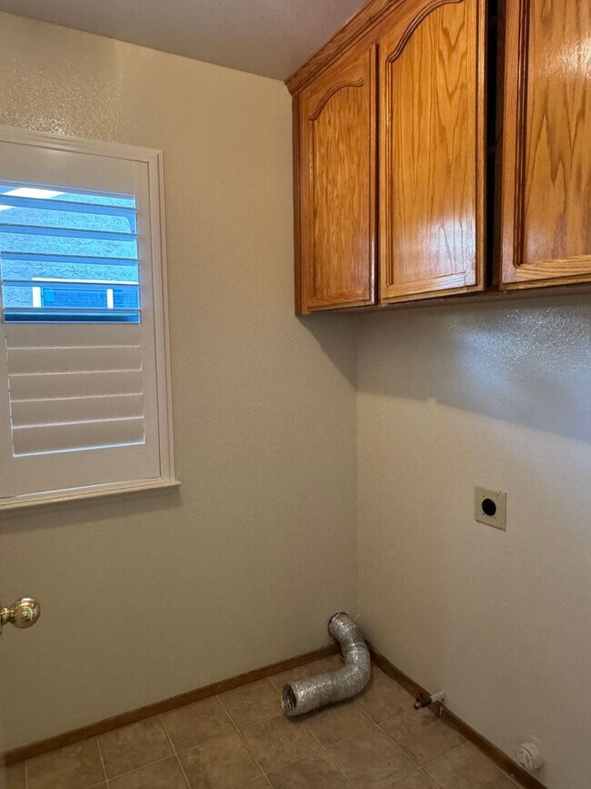 Building Photo - Roseville home with new carpet, paint, & s...