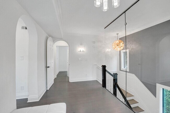 Building Photo - 614 Poinciana Dr