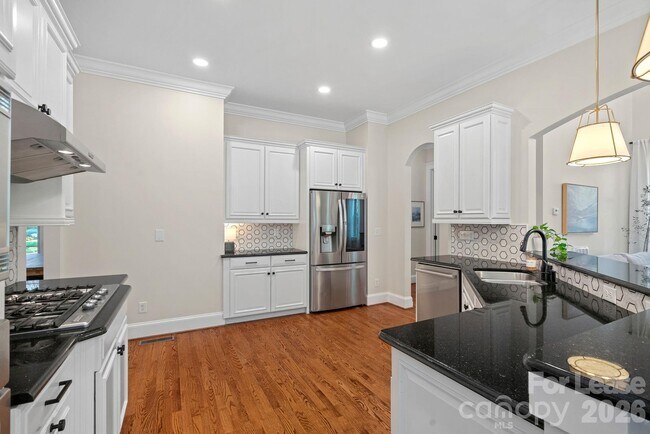 Building Photo - 3813 Lakeside Dr