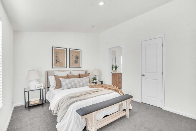 Building Photo - Newly 3 Bedroom / 2 Bathroom Home in Excel...
