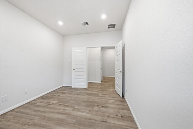 Building Photo - 7035 Toluca Dr