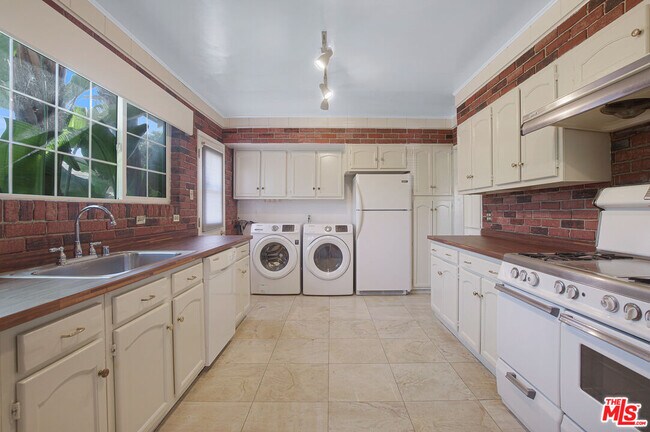 Building Photo - 9408 Cattaraugus Ave
