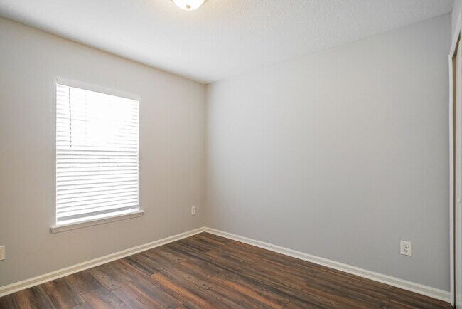 Building Photo - 192 Brookfall Dr