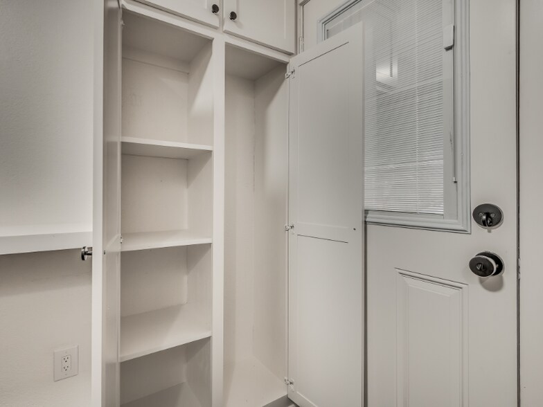 Building Photo - 131 W Acres St