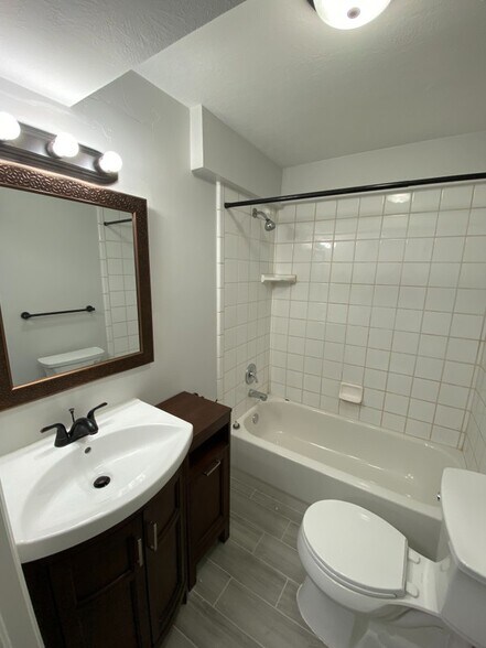 Building Photo - 586 E 150 S