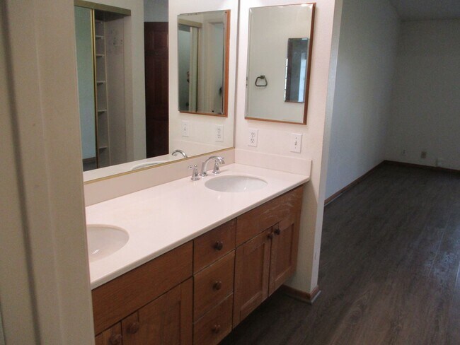 Building Photo - The Boardwalk in La Jolla 2 bdr 2 bath 3 floor!