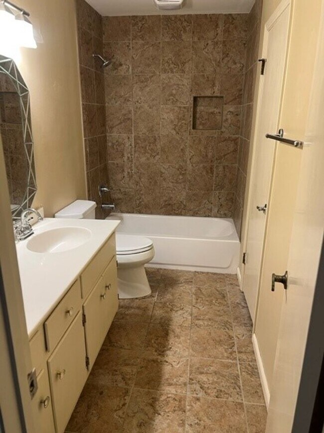 Building Photo - 165 Fox Run