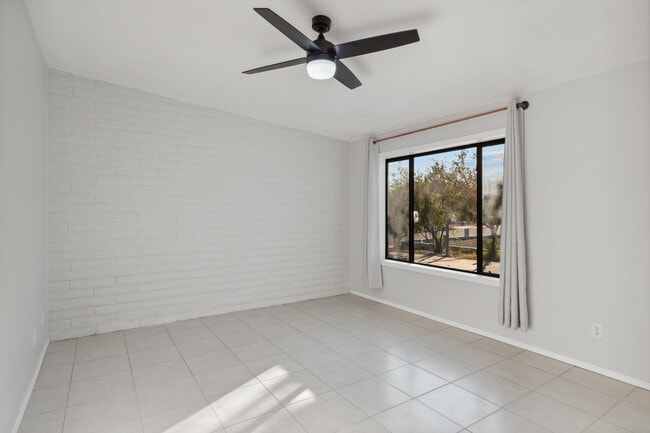 Building Photo - 1612 E Gaylon Dr