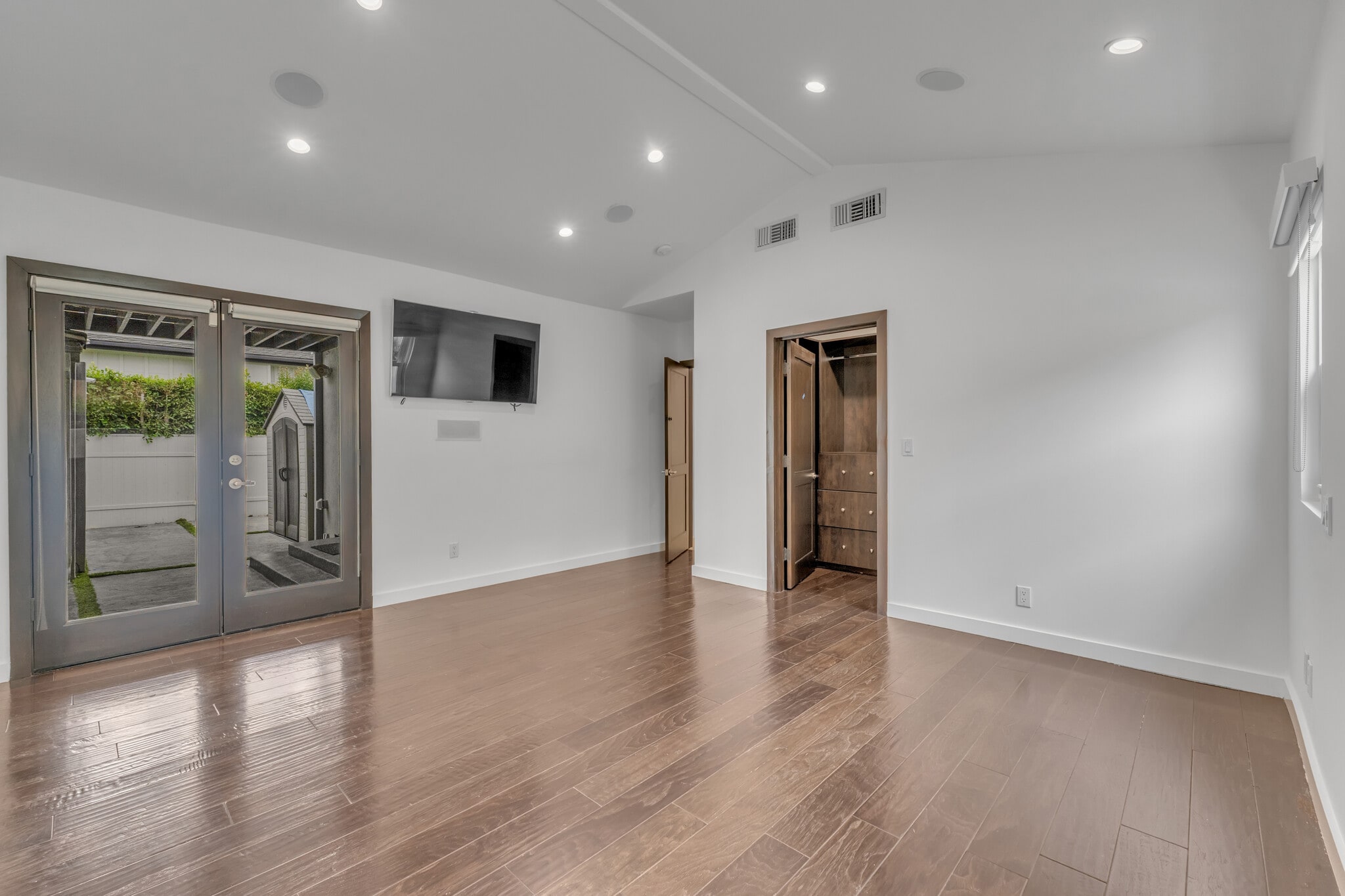 Building Photo - 4925 Nagle Ave
