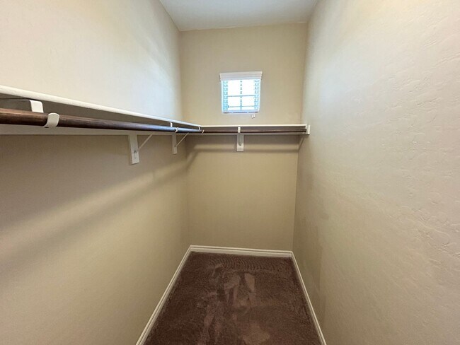 Building Photo - 4/BD 3.5/BA Spacious Home in Gated Communi...
