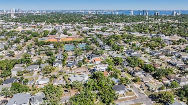 Building Photo - 1104 S Lois Ave