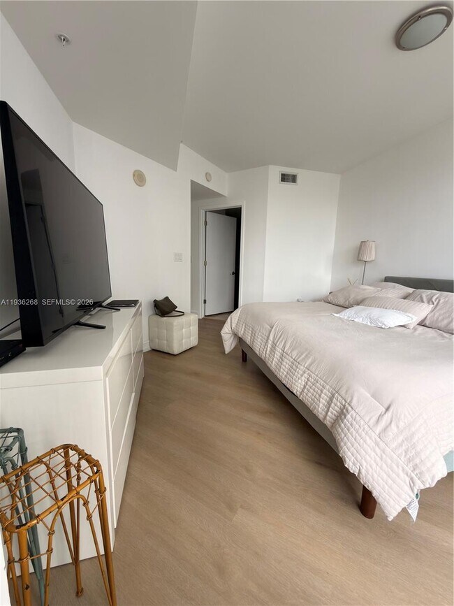 Building Photo - 18201 Collins Ave