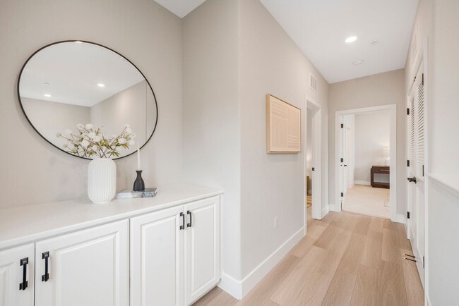 Building Photo - $4595 - Beautiful Corner Unit Condo in New...