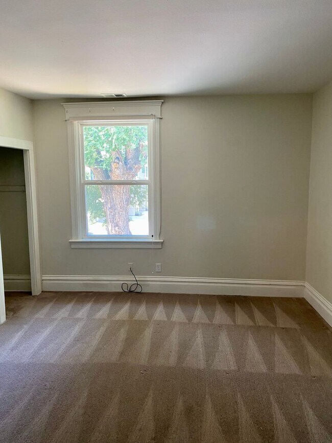 Building Photo - Spacious 4 bedroom Historic House - Available for Fall 2026-2027!