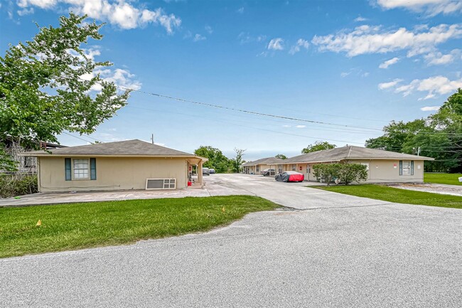 Building Photo - 2 br, 1 bath Duplex - 8430 Round Rock Drive 5