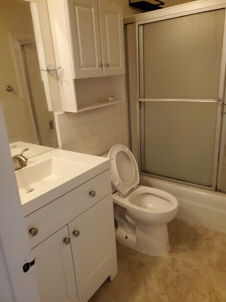 bathroom - 2511 Abbot Kinney Blvd