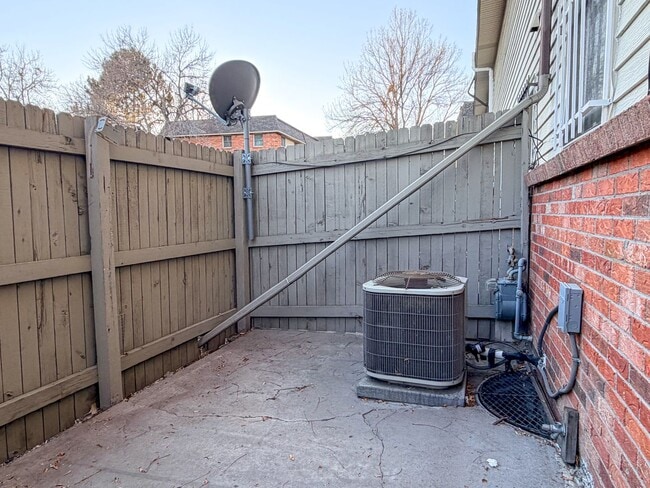 Building Photo - Updated Townhome with Covered Parking!