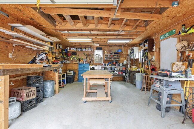 Building Photo - Charming Oak-Shaded Retreat in Woodway’s Coveted Bird Streets with Versatile Living Spaces & Work...