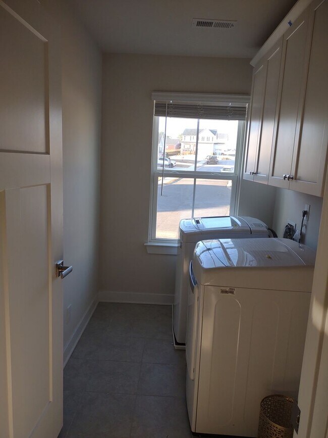 Building Photo - Superlative 6 Bedroom, 5 Bathroom Home in an Upscale Community!