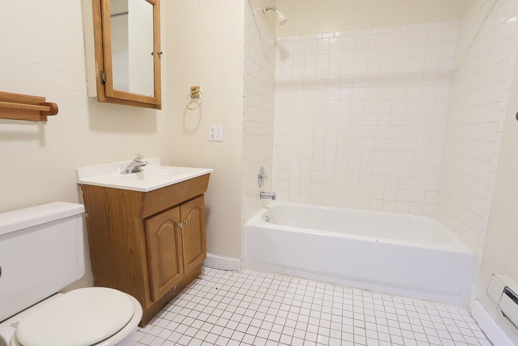 Building Photo - 823 W Newport Ave