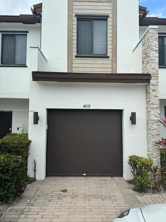 Building Photo - 409 NE 208th Terrace