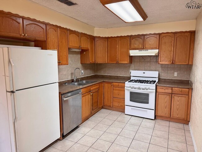 Building Photo - 1612 Phoenix Dr