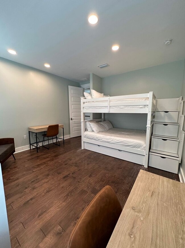 Building Photo - New, exclusive 3200 sq ft 4 bedroom/3.5bat...
