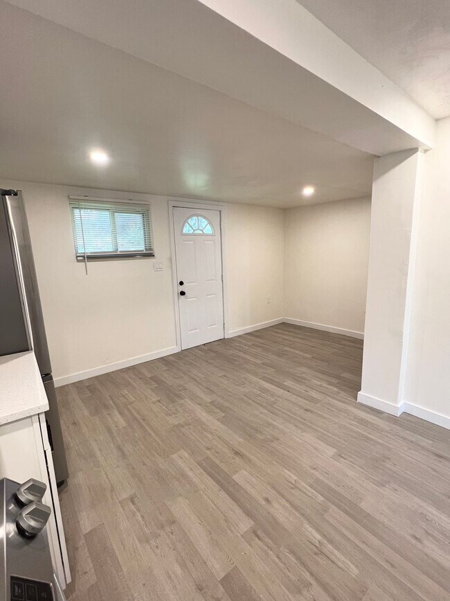 Building Photo - Updated 3 Bed, 1 Bath in Verona- Central Air and Huge Kitchen!!