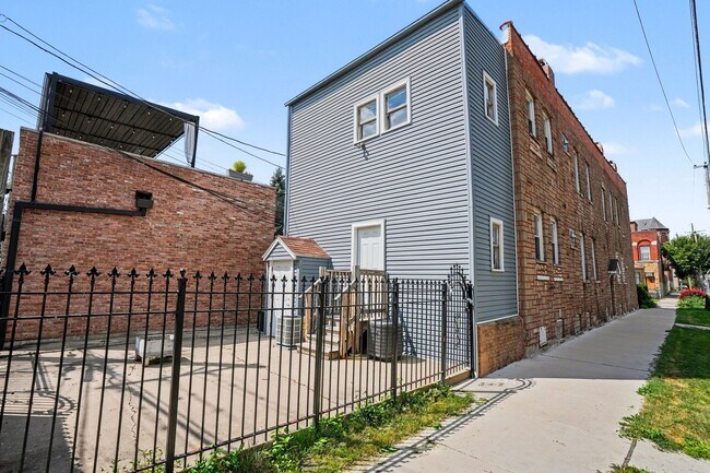 Building Photo - 2257 W Hirsch St