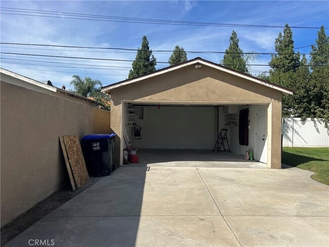 Building Photo - 2588 Genevieve St N